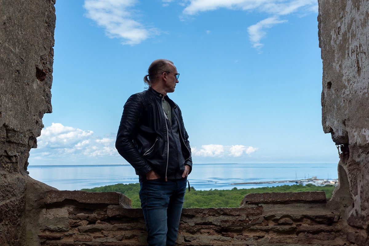 Thomas Stiassny mit Blick auf das Meer